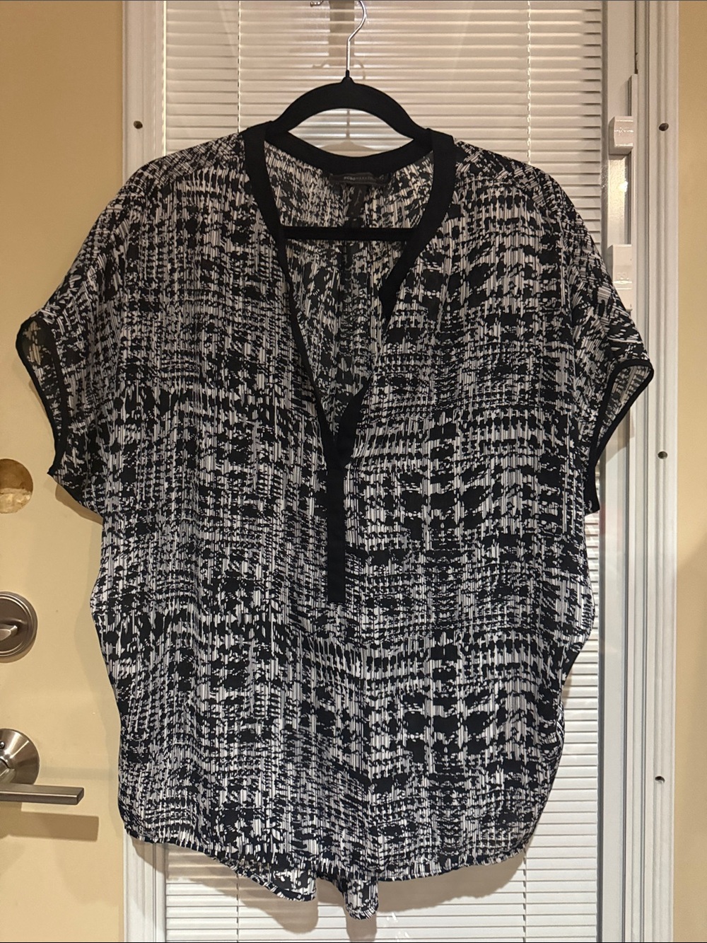 BCBGMaxAzria Black and White Printed Short Sleeve Blouse